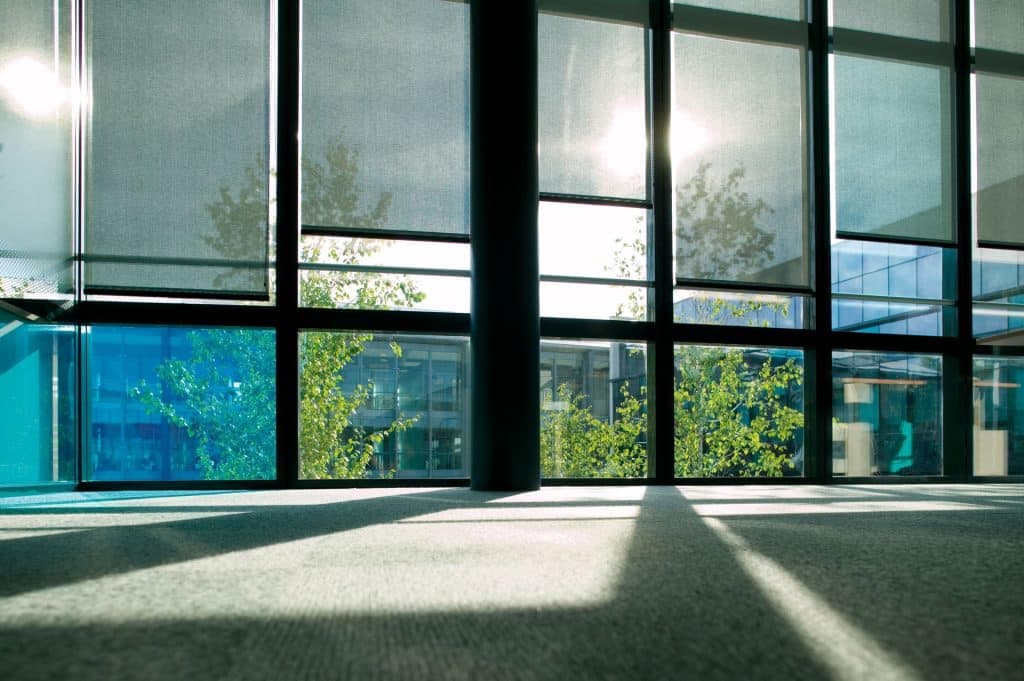 Fassade mit professionellem Sonnenschutz